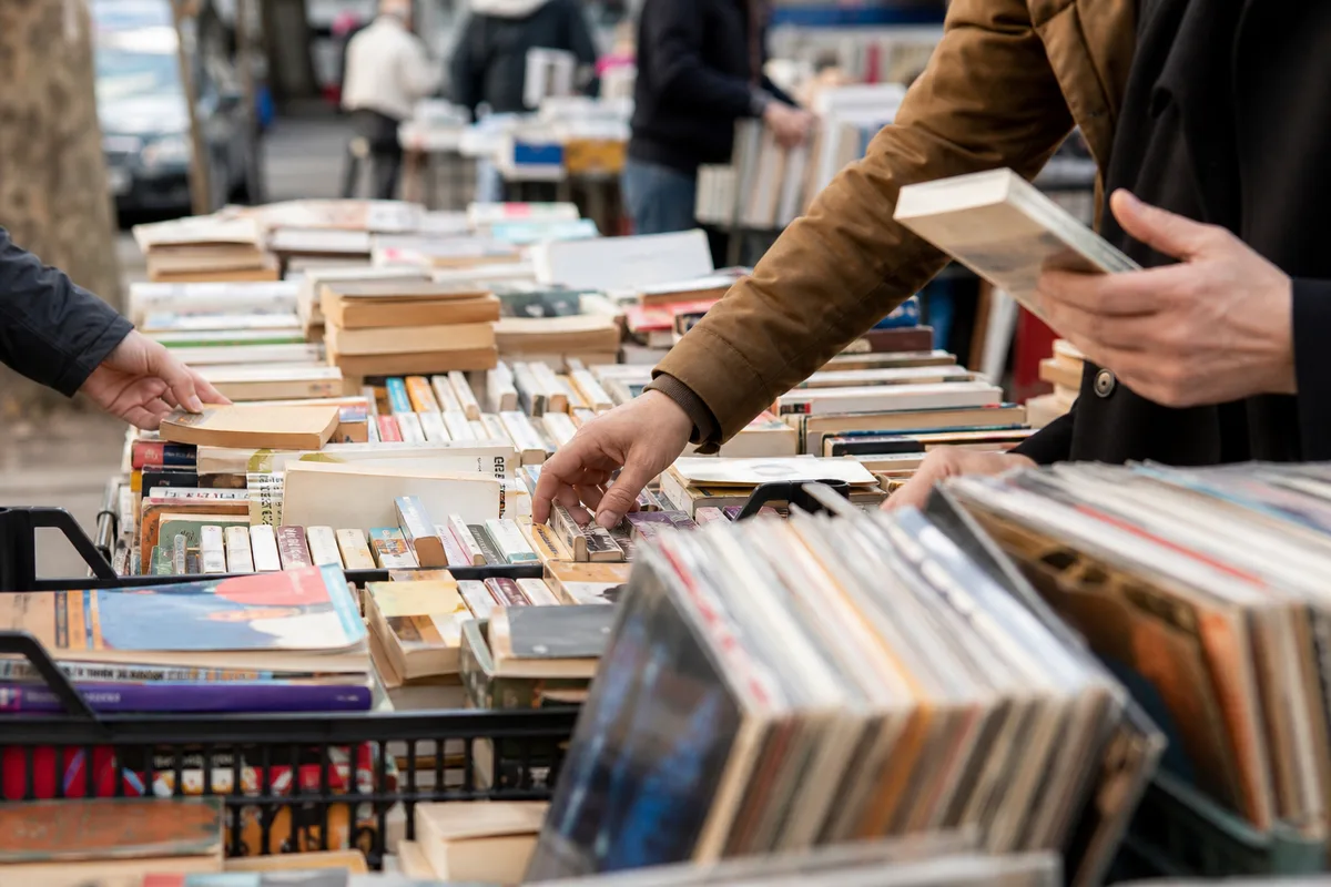 Étal de livres d&rsquo;occasion à petits prix dans une brocante parisienne