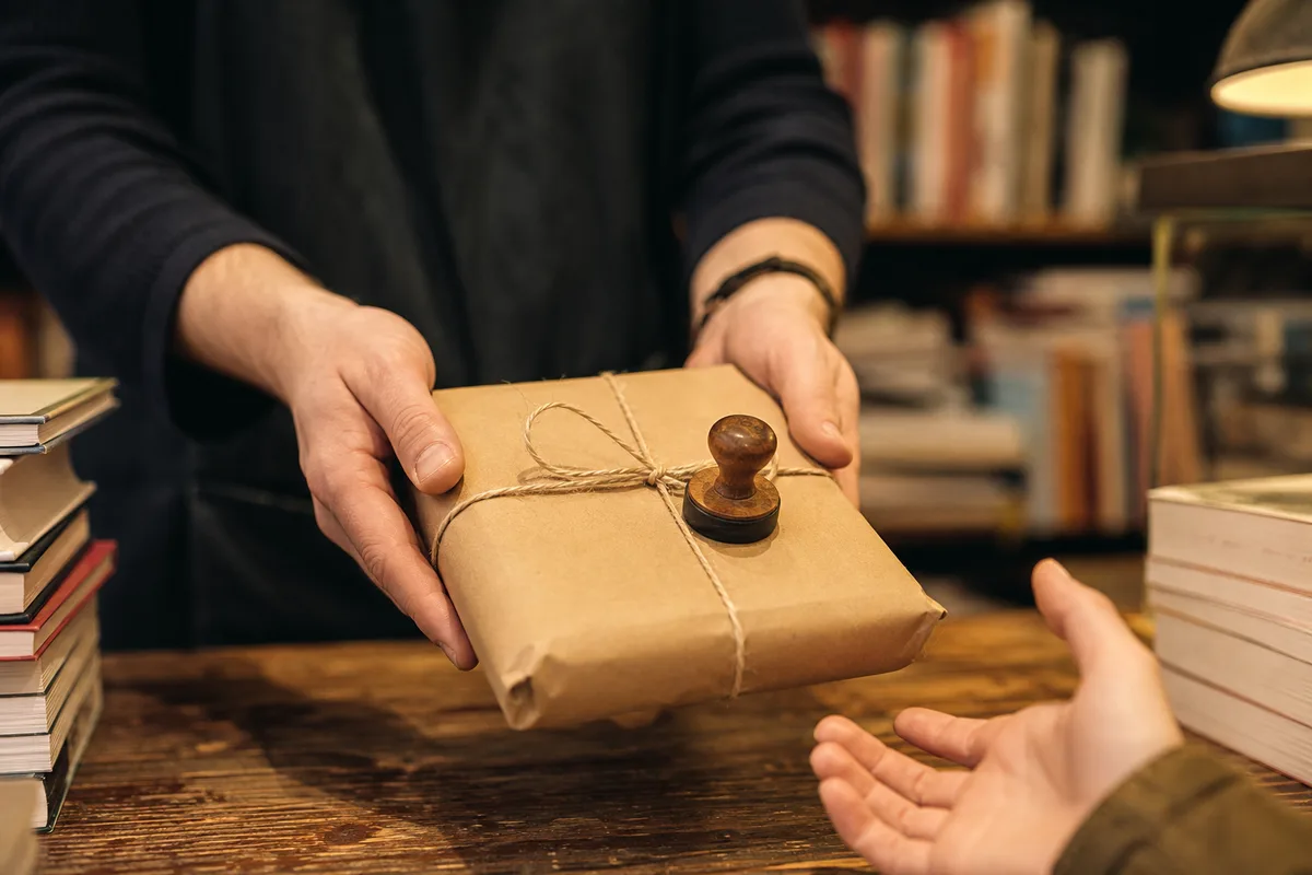 Livre réservé emballé au comptoir d&rsquo;une librairie parisienne